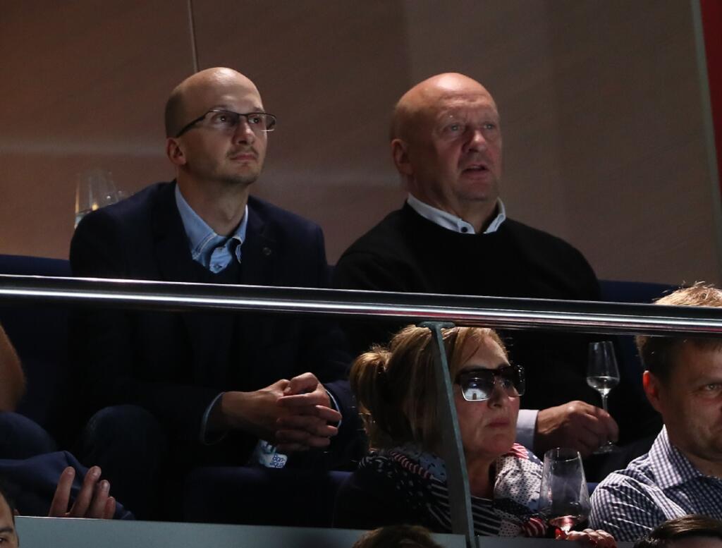 Poór vkladá financie najmä do futbalu, hokej však sleduje tiež. "Futbal a hokej sa nedajú porovnať, sú to rozdielne športy. Slovensko je hokejová krajina a ja fandím hokeju."
