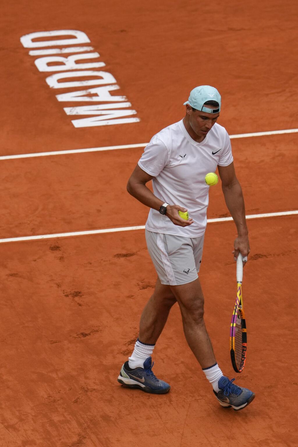 WA 39 Madrid - Španielsky tenista Rafael Nadal trénuje na antukový turnaj Mutua Madrid Open v španielskej metropole vo štvrtok 28. apríla 2022. Turnaj v Madride sa začne 1. mája. FOTO TASR/AP
Spain's Rafael Nadal pauses during a training session at the Mutua Madrid Open tennis tournament in Madrid, Spain, Thursday, April 28, 2022. (AP Photo/Manu Fernandez)