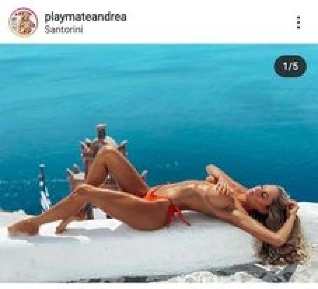 Playmate v sexi póze a hore bez.