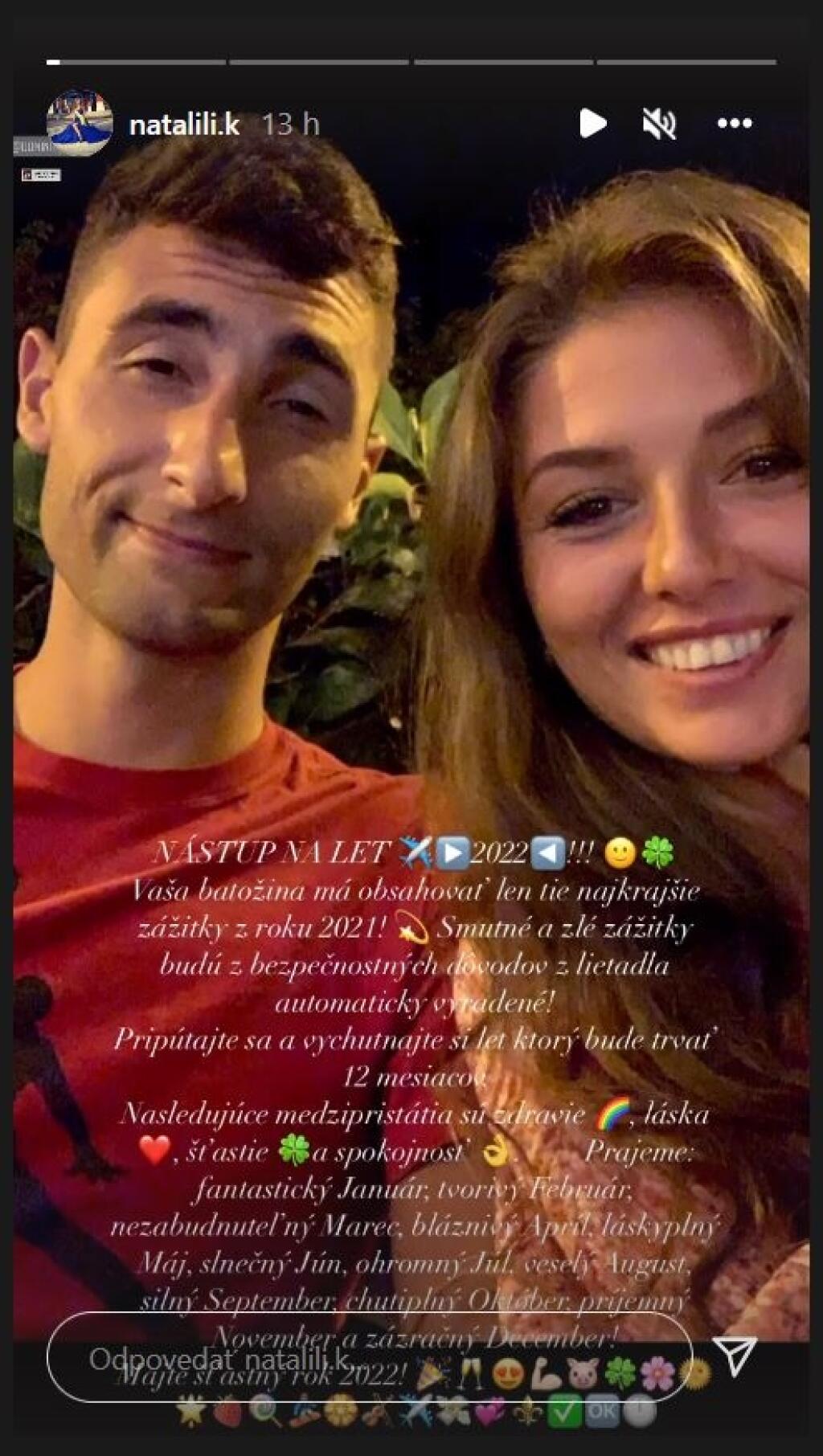 Dominik Greif s priateľkou a ich novoročný pozdrav.