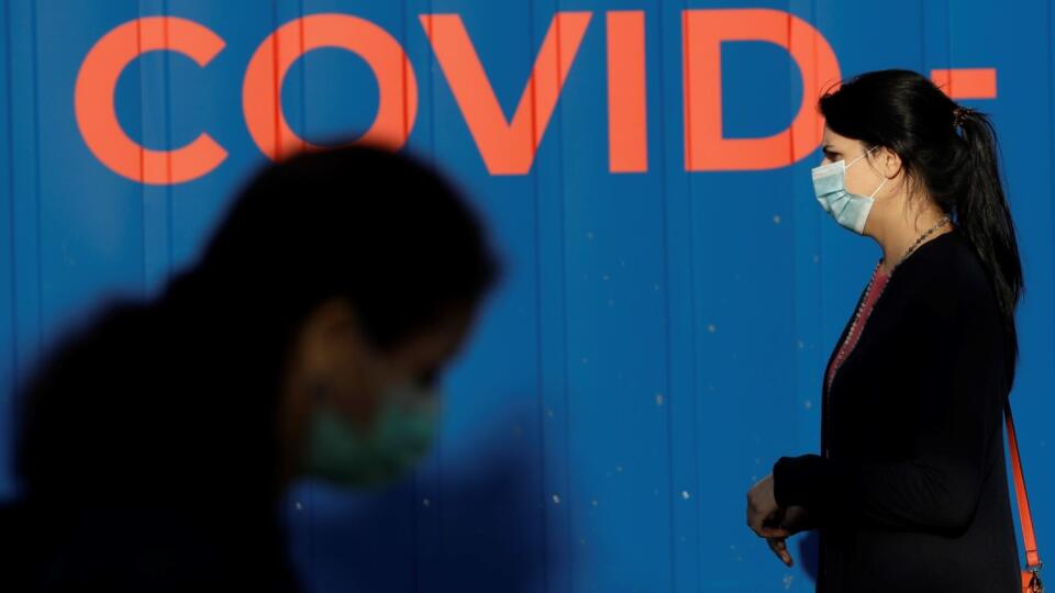 Žena s ochranným rúškom čaká v rade na odbererovom mieste na testovanie na ochorenie COVID-19 v Prahe