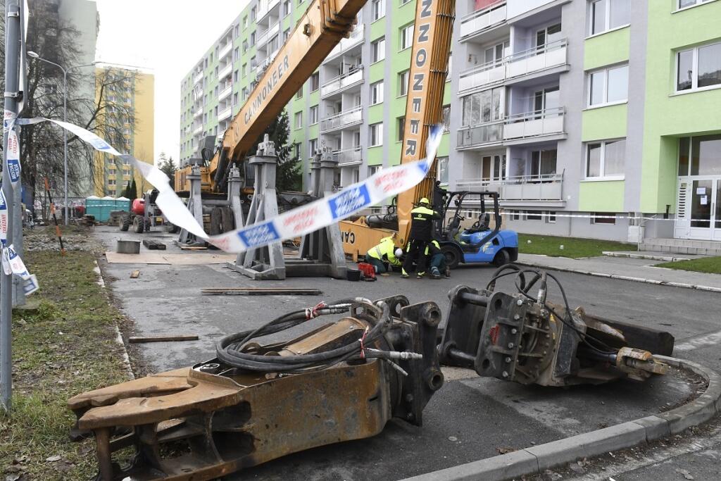 Na snímke skladanie stavebného demolačného stroja na Mukačevskej ulici v Prešove, ktorým budú búrať 12-podlažnú bytovku 