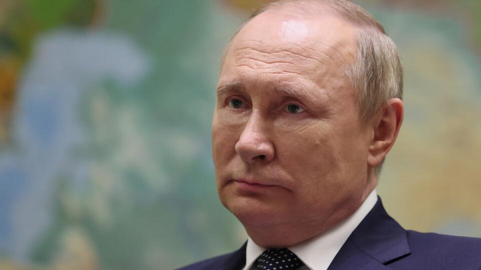 JB 23 Soči - Ruský prezident Vladimir Putin v rozhovore pre televízny kanál Russia-1 TV v rezidencii Bočarov Ručei v čiernomorskom letovisku Soči 3. júna 2022. Ruský prezident Vladimir Putin v nedeľu 5. júna upozornil, že Moskva bude útočiť na nové ciele v prípade, ak Západ dodá Ukrajine rakety dlhého doletu. Nové dodávky zbraní majú podľa Putina za cieľ