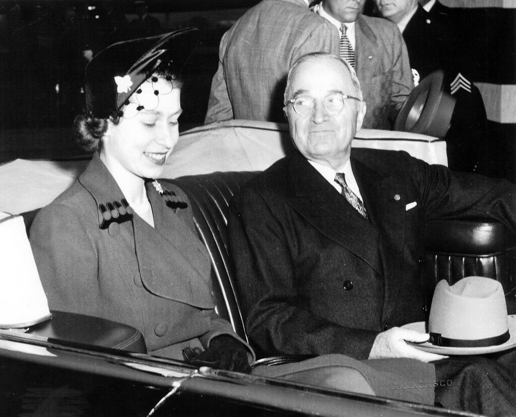 Princezná Alžbeta sa stretla s prezidentom USA Harrym Trumanom 1. novembra 1951 na kanadskom veľvyslanectve vo Washingtone, len pár mesiacov predtým, ako nastúpila na trón.