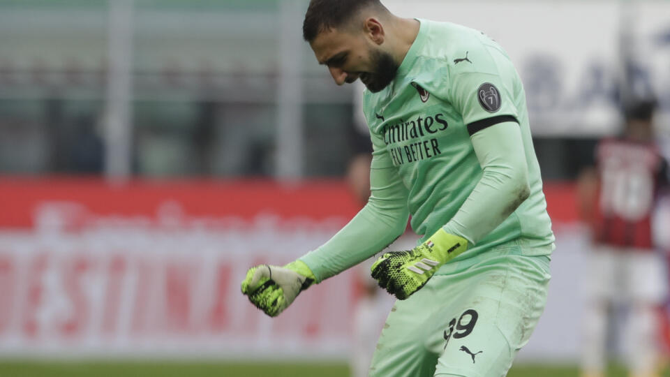 JB 63 Miláno - Brankár AC Miláno Gianluigi Donnarumma oslavuje po tom, ako Franck Kessie strelil druhý gól z penalty vo futbalovom zápase talianskej ligy Serie A AC Miláno - ACF Fiorentina v Miláne 29. novembra 2020. FOTO TASR/AP
AC Milan's goalkeeper Gianluigi Donnarumma celebrates after AC Milan's Franck Kessie, scored his side's second goal during a Serie A soccer match between AC Milan and Fiornentina, at the San Siro stadium in Milan, Italy, Sunday, Nov. 29, 2020. (AP Photo/Luca Bruno)