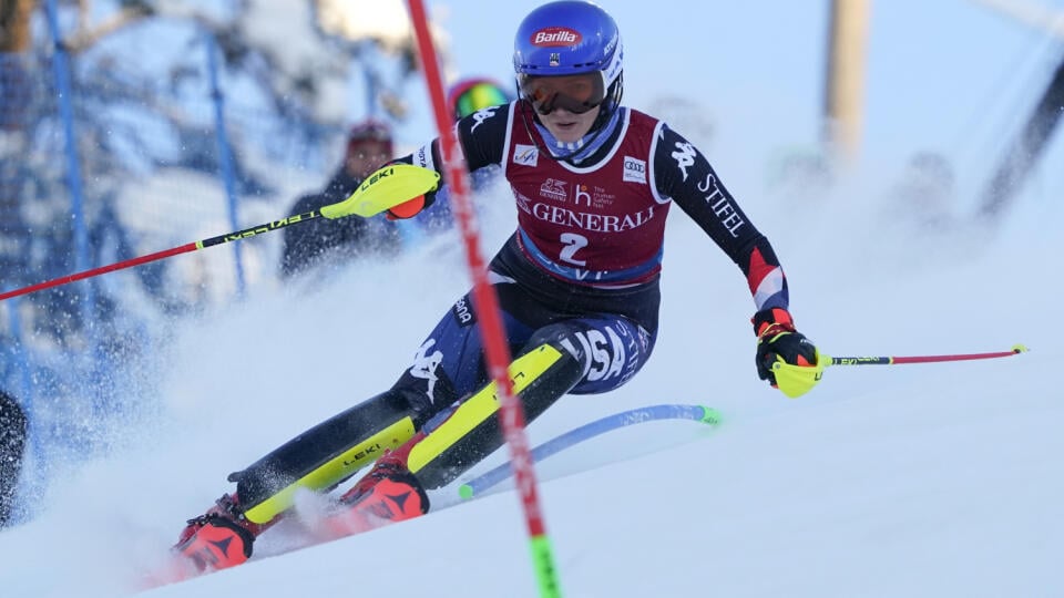 EBE 12 Levi - Na snímke americká lyžiarka Mikaela Shiffrinová na trati v 1. kole druhého slalomu žien Svetového pohára v alpskom lyžovaní vo fínskom Levi v nedeľu 12. novembra 2023. FOTO TASR/AP

United States' Mikaela Shiffrin speeds down the course during the first run of an alpine ski World Cup women's slalom race, in Levi, Finland, Sunday, Nov. 12, 2023. (AP Photo/Giovanni Auletta)