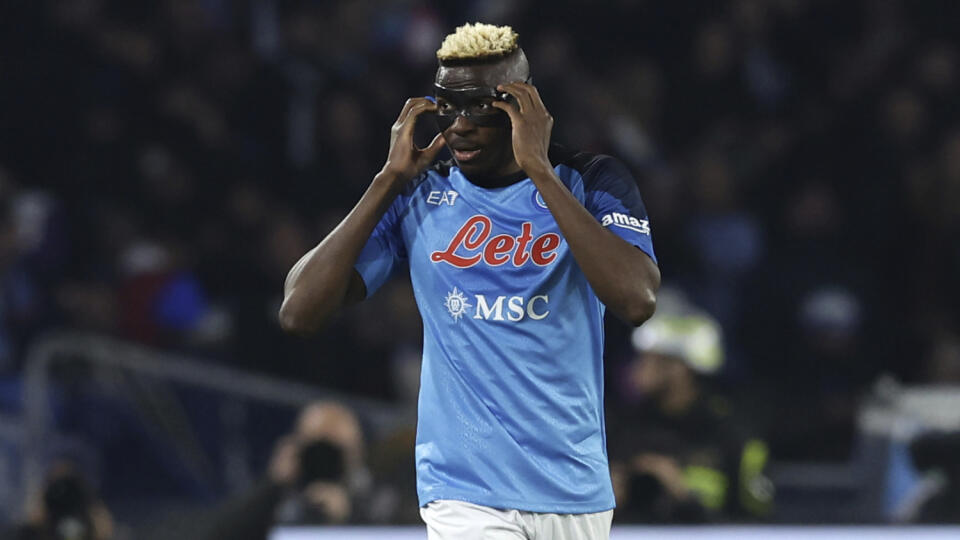 KK47 Neapol - Futbalista Victor Osimhen z Neapola sa teší z gólu počas zápasu 18. kola talianskej Serie A SSC Neapol - Juventus Turín 13. januára 2023 v Neapole. FOTO TASR/AP
Napoli's Victor Osimhen reacts after scoring to 1-0 during the Serie A soccer match between SSC Napoli and Juventus FC at the Diego Armando Maradona stadium in Naples, Italy, Friday, Jan. 13, 2023. (Alessandro Garofalo/LaPresse via AP)