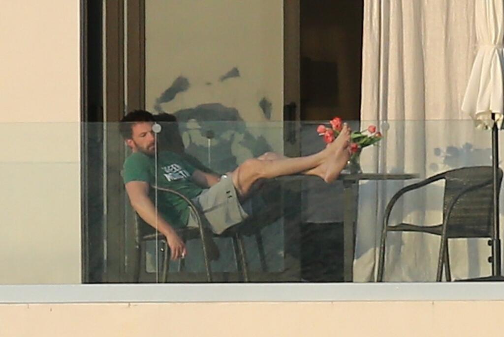 Affleck zaspal na balkóne.