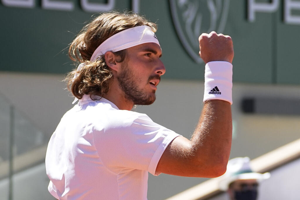 WA 69 Paríž - Grécky tenista Stefanos Tsitsipas reaguje počas finále mužskej dvojhry proti Srbovi Novakovi Djokovičovi na grandslamovom turnaji Roland Garros v Paríži 13. júna 2021. FOTO TASR/AP
Stefanos Tsitsipas of Greece clenches his fist as he plays Serbia's Novak Djokovic during their final match of the French Open tennis tournament at the Roland Garros stadium Sunday, June 13, 2021 in Paris. (AP Photo/Michel Euler)