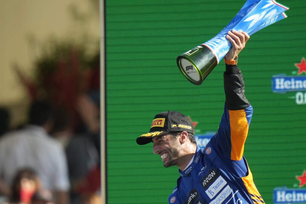 Daniel Ricciardo od tejto sezóny jazdí v McLarene, s ktorým vyhral jednu veľkú cenu.