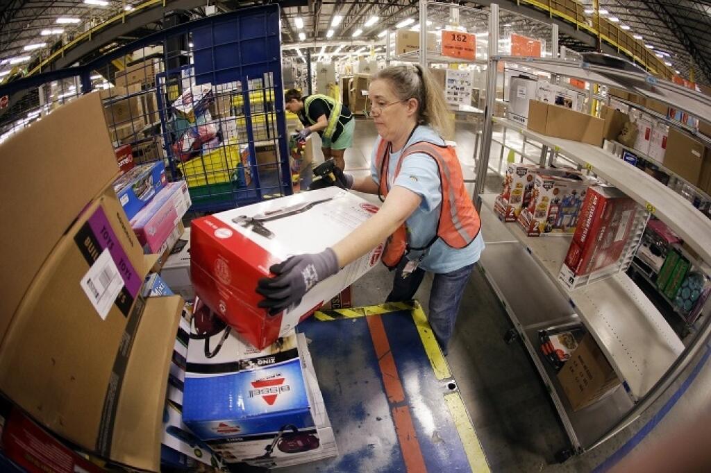 KK9 Lebanon - Na snímke Teresa Clarková v obrovskom distribučnom sklade internetového gigantu Amazon v Lebanone počas Cyber Monday tzv. 