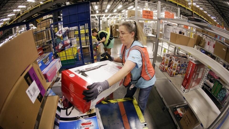 KK9 Lebanon - Na snímke Teresa Clarková v obrovskom distribučnom sklade internetového gigantu Amazon v Lebanone počas Cyber Monday tzv.