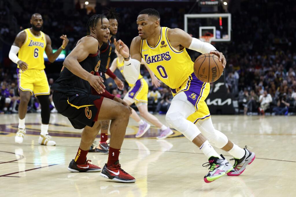JB 4 Cleveland - Hráč Los Angeles Lakers Russell Westbrook (vpravo) dribluje s loptou cez Isaaca Okora (vľavo) z Clevelandu Cavaliers v basketbalovom zápase zámorskej NBA v Clevelande 21. marca 2022. FOTO TASR/AP
Los Angeles Lakers' Russell Westbrook (0) drives against Cleveland Cavaliers' Isaac Okoro, left, during the second half of an NBA basketball game, Monday, March 21, 2022, in Cleveland. (AP Photo/Ron Schwane)