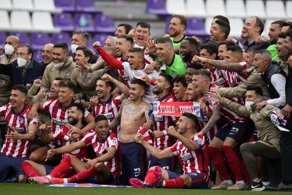 EBE 88 Valladolid - Na snímke hráči Atletica Madrid oslavujú 11. majstrovský titul v španielskej futbalovej La Lige po záverečnom 38. kole, v ktorom zdolali Real Valladolid 2:1 vo Valladolide v sobotu 22. mája 2021. FOTO TASR/AP
Atletico Madrid players celebrate at the end of the Spanish La Liga soccer match between Atletico Madrid and Valladolid at the Jose Zorrilla stadium in Valladolid, Spain, Saturday, May 22, 2021. Atletico won 2-1 and clinches its 11th Spanish La Liga title. (AP Photo/Manu