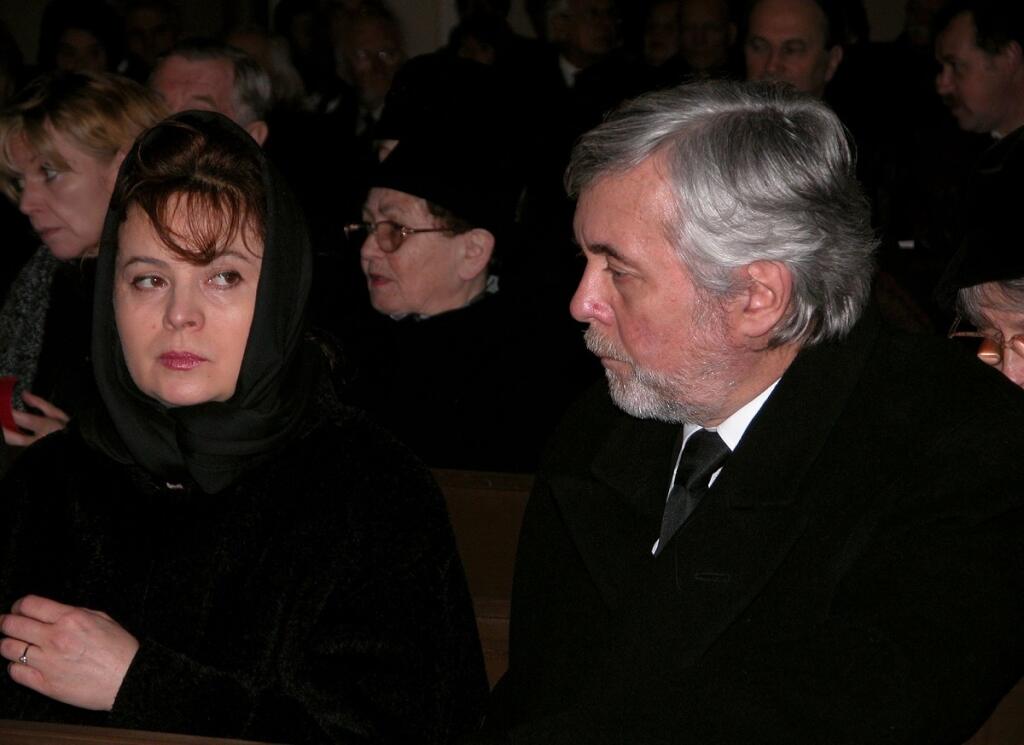 Herci Libuše Šafránková a Josef Abrhám na poslednej rozlúčke s filmovým a televíznym režisérom Martinom Hollým