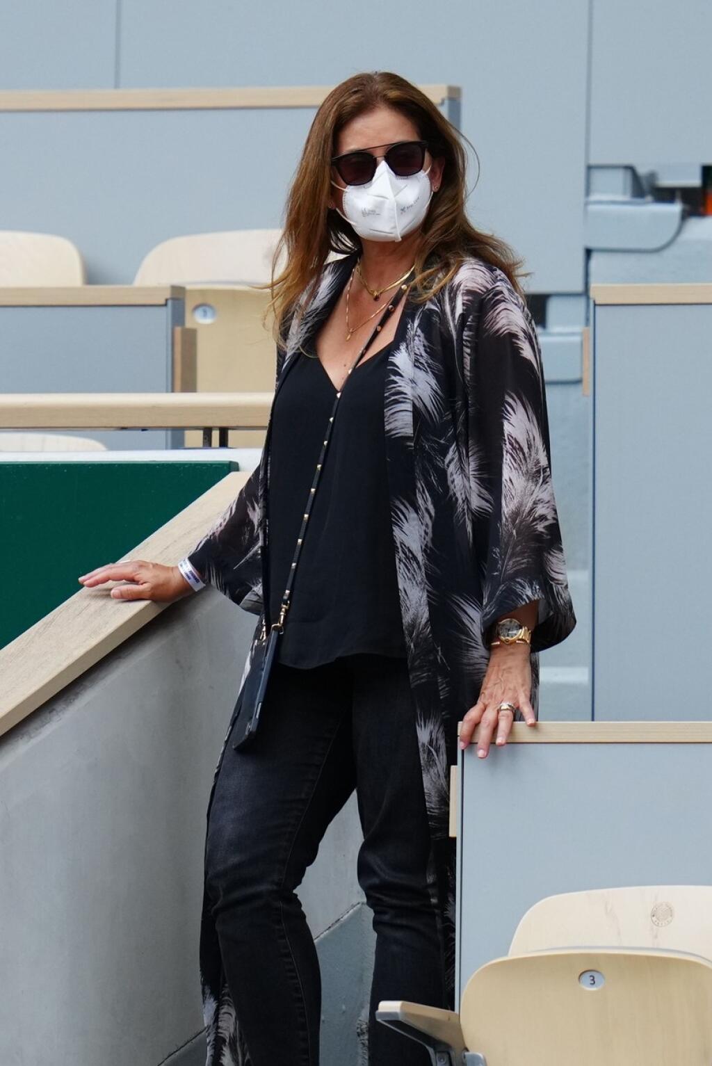 Mirka nahodila slnečné okuliare a respirátor, ale aj tak bola neprehliadnuteľná. Na ruke jej svietili luxusné hodinky.