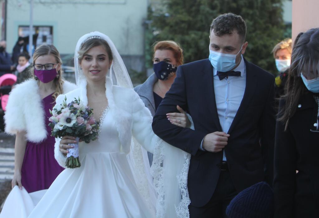 Dominika Stará má za sebou konečne svoj vysnívaný svadobný deň. V kostole Nenebovzatia Panny Márie v Šamoríne, si vzala Michala Jurenu.