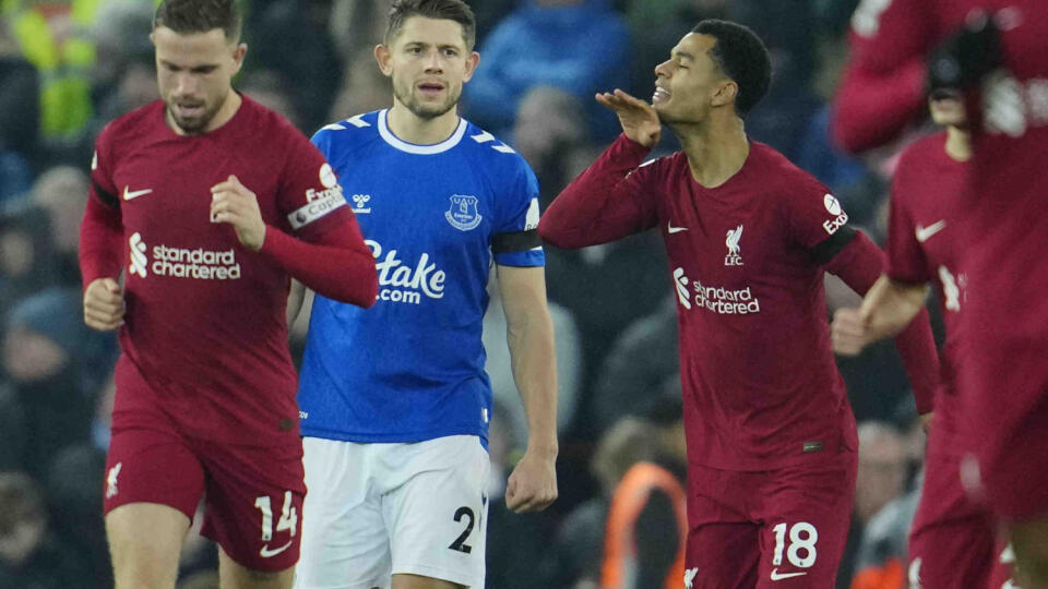 JB 16 Liverpool - Hráč Liverpoolu Cody Gakpo(vpravo) oslavuje po tom, ako strelil druhý gól proti Evertonu vo futbalovom zápase anglickej ligy Premier League FC Liverpool - FC Everton v Liverpooli 21. januára 2023. FOTO TASR/AP
Liverpool's Cody Gakpo, right, celebrates after scoring his side's second goal during the English Premier League soccer match between Liverpool and Everton at the Anfield stadium in Liverpool, England, Monday, Feb. 13, 2023. (AP Photo/Jon Super)