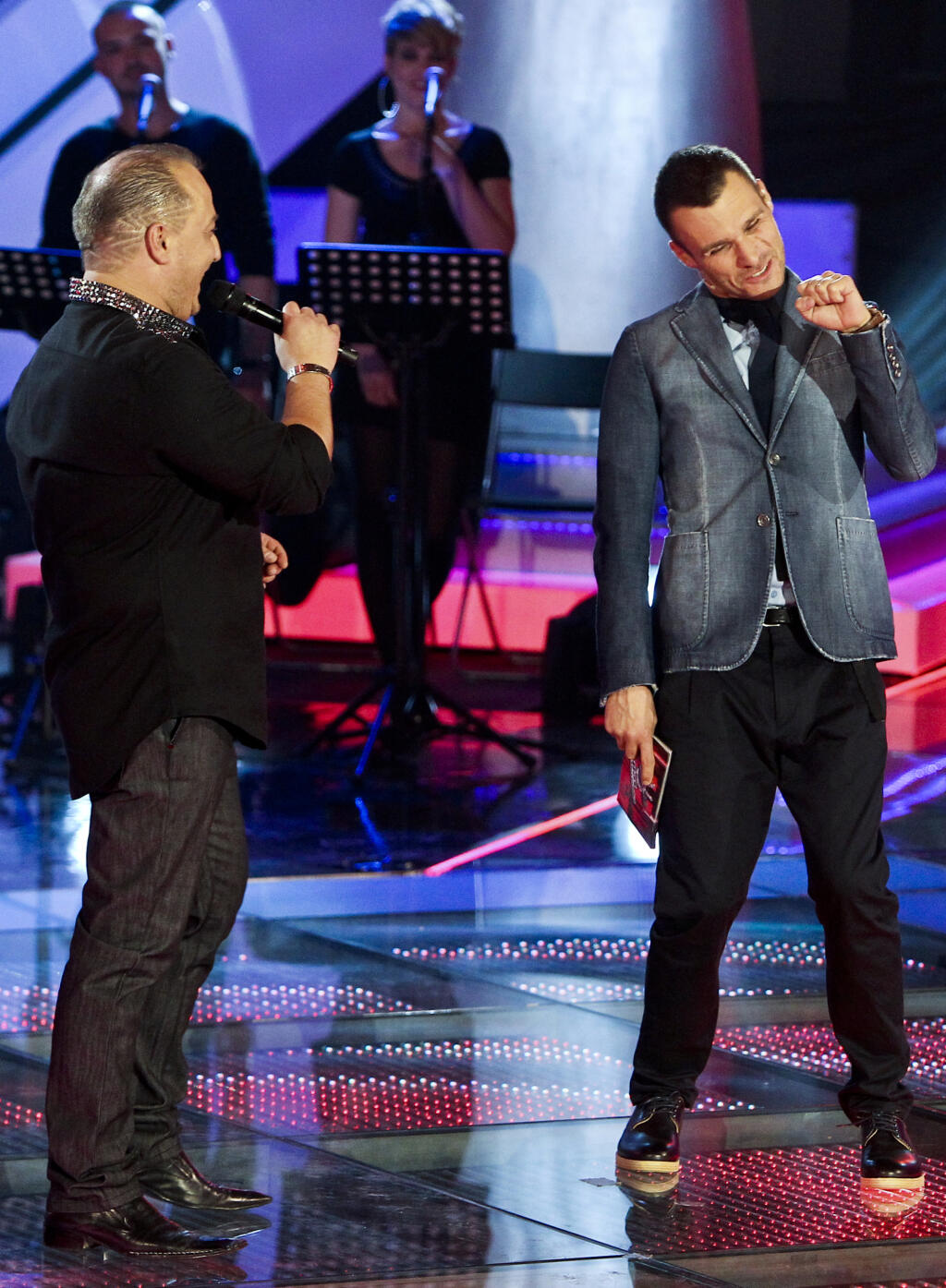 Na snimke zlava finalista sutaze Hlas Ceskoslovenska Bruno Oravec a moderator Leos Mares pocas druheho finaloveho priameho prenosu.