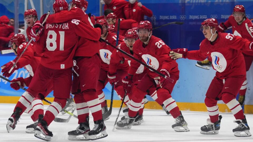 EBE 24 Peking - Na snímke ruskí hokejisti oslavujú postup do finále olympijského turnaja v hokeji mužov po víťazstve nad Švédskom 2:1 po predĺžení a samostatných nájazdoch na ZOH 2022 v Pekingu 18. februára 2022. FOTO TASR/AP
The Russian Olympic Committee celebrates the winning goal during a shootout by Arseni Gritsyuk (81) during a men's semifinal hockey game against Sweden at the 2022 Winter Olympics, Friday, Feb. 18, 2022, in Beijing. (AP Photo/Petr David Josek)