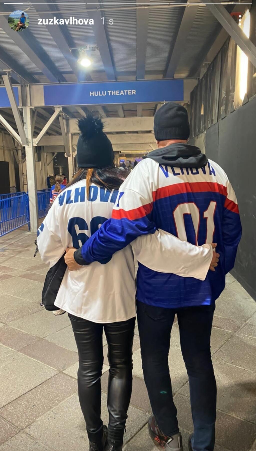 V Amerike nechýbali ani rodičia Igor a Zuzana. Tí sa však po pretekoch odpojili od zvyšku tímu a rodiny a namierili si to do New Yorku. V hokejových dresoch s menom „Vlhová“ na chrbtoch sledovali zápas domáceho Rangers proti New Jersey Devils.