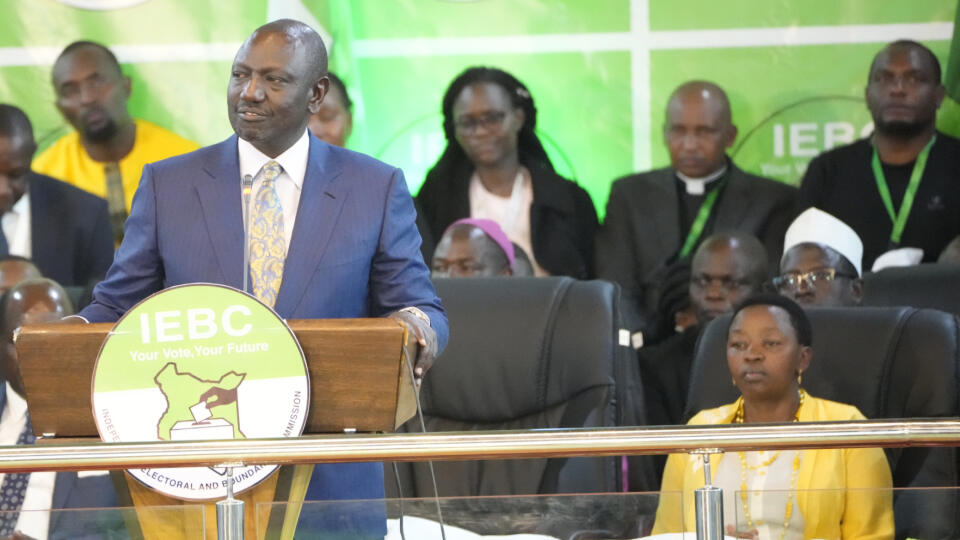 WA 40 Nairobi - Doterajší kenský viceprezident William Ruto (vľavo) počas príhovoru po vyhlásení výsledkov prezidentských volieb v Nairobi v pondelok 15. augusta 2022. Ruto sa stal víťazom prezidentských volieb v Keni, oznámil v pondelok predseda volebnej komisie. Tesné výsledky sčítania však spochybnili viacerí volební komisári, ktorí sa od nich dištancovali. FOTO TASR/AP
William Ruto delivers his speech, watched by his wife Rachel Ruto in yellow dress, after the announcement in the presiden