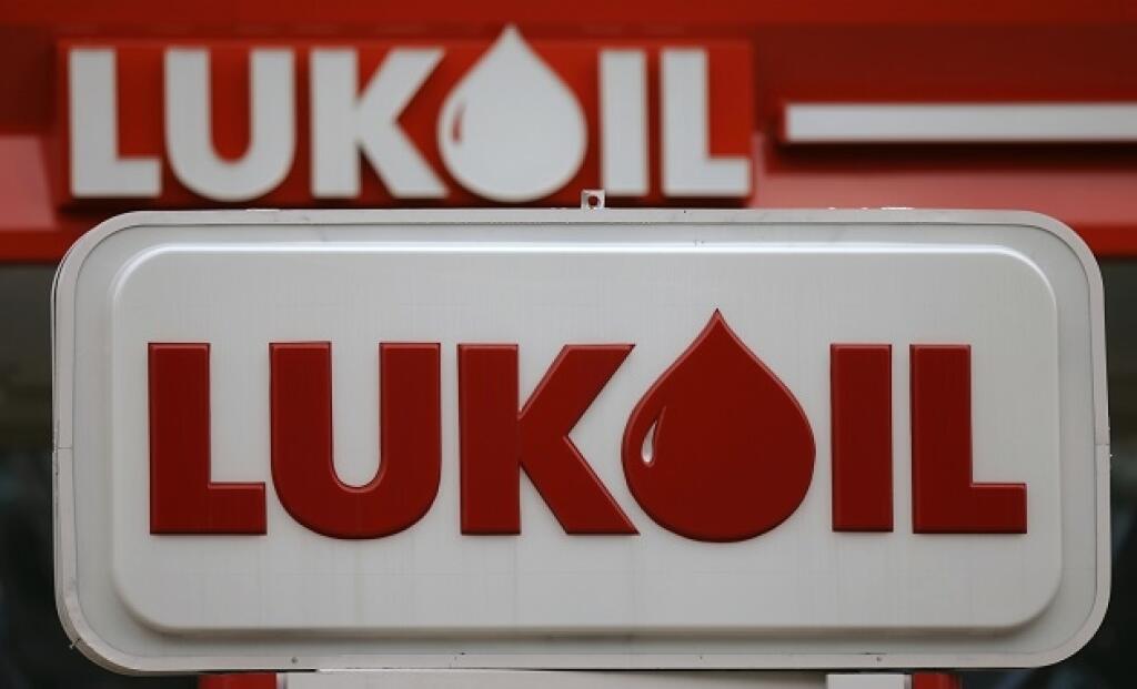 JT8 Philadelphia - Na snímke je logo najväèšieho ruského producenta ropy koncernu LUKOIL 18. októbra 2006 vo Philadelpii. Najväèší ruský producent ropy zvýšil svoj èistý zisk a mierne prekonal oèakávania trhu. Za rast zisku a tržieb LUKOIL vïaèí zdraženiu èierneho zlata a zvýšeniu produkcie. FOTO TASR/AP  A Lukoil gas station is seen in Philadelphia on Wednesday, Oct. 18, 2006. Russia's biggest oil producer, OAO Lukoil, said Wednesday its net profit rose 65 percent in the second quarter of 2006 