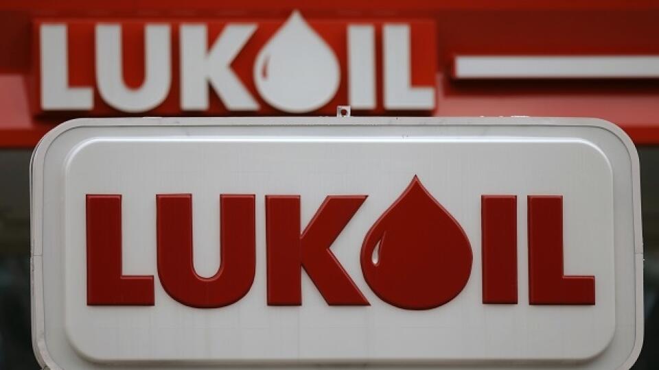 JT8 Philadelphia - Na snímke je logo najväèšieho ruského producenta ropy koncernu LUKOIL 18. októbra 2006 vo Philadelpii. Najväèší ruský producent ropy zvýšil svoj èistý zisk a mierne prekonal oèakávania trhu. Za rast zisku a tržieb LUKOIL vïaèí zdraženiu èierneho zlata a zvýšeniu produkcie. FOTO TASR/AP A Lukoil gas station is seen in Philadelphia on Wednesday, Oct. 18, 2006. Russia's biggest oil producer, OAO Lukoil, said Wednesday its net profit rose 65 percent in the second quarter of 2006