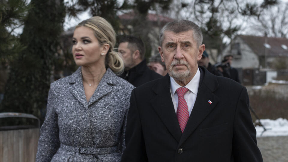 EBE 18 Průhonice - Na snímke vpravo český prezidentský kandidát Andrej Babiš, vľavo jeho manželka Monika odchádzajú po volebnom akte v druhom kole prezidentských volieb z volebnej miestnosti na obecnom úrade v českej obci Průhonice v piatok 27. januára 2023. FOTO TASR/AP
Presidential candidate and former Czech Republic's Prime Minister Andrej Babis, front right, and his wife Monika Babisova, exit a polling station after casting their ballots at the presidential election runoff in Pruhonice, Cze