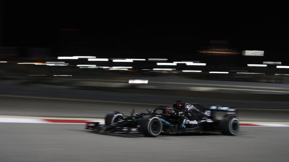 EBE 28 Sakhir - Na snímke britský pilot formuly 1  George Russell na Mercedese bol najrýchlejší aj v druhom tréningu pred nedeľnou Veľkou cenou Bahrajnu F1 na okruhu pri meste Sakhir v piatok 4. decembra 2020. FOTO TASR/AP
Williams driver George Russell of Britain in action during the second free practice during Formula One Bahrain Grand Prix in Sakhir, Bahrain, Friday, Dec. 4, 2020.(AP Photo/Kamran Jebreili, Pool)