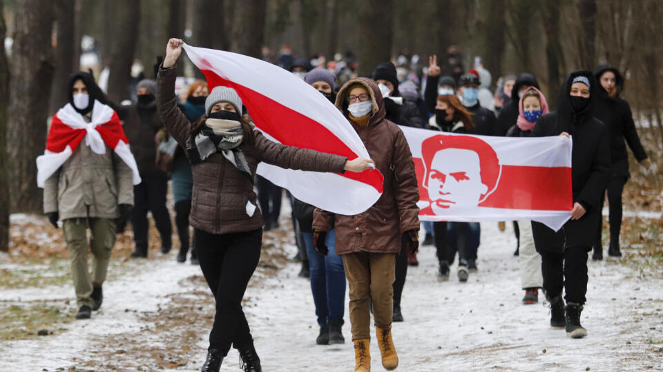 JB 74 Minsk - Demonštranti so starými bieloruskými národnými zástavami pochodujú počas opozičného protestného zhromaždenia proti výsledkom prezidentských volieb v bieloruskom Minsku v nedeľu 13. decembra 2020. Bielorusi sa dožadujú nových prezidentských volieb a odstúpenia dlhoročného prezidenta Alexandra Lukašenka, informovala agentúra Reuters. V sporných bieloruských voľbách z 9. augusta opäť podľa oficiálnych výsledkov zvíťazil Lukašenko so ziskom vyše 80 percent hlasov. Po vyhlásení výsledko