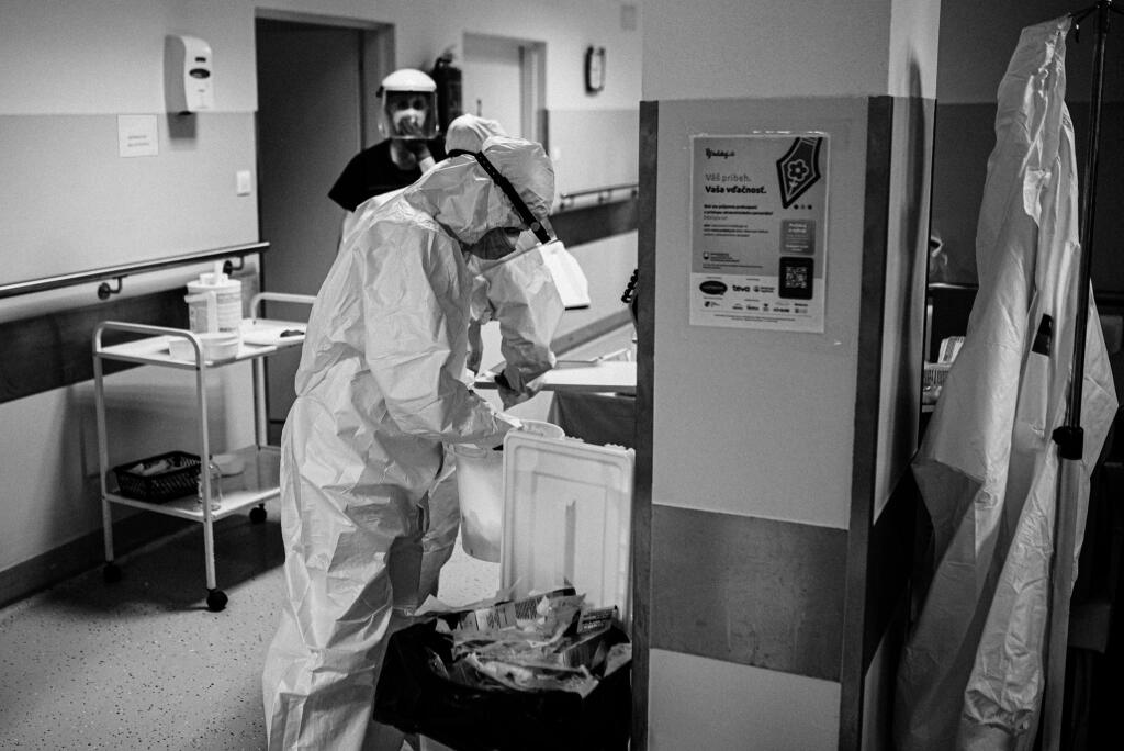 „Na oddelení anestézie a intenzívnej medicíny ľudia len ležali a bolo tam viacmenej ticho. Počul som len zvuky pípajúcich prístrojov, prípadne zvoniaci telefón.“ Ján Rábara opisuje detaily z oddelenia anestézie a intenzívnej medicíny z nemocnice v Považskej Bystrici.