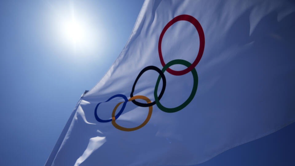 KK23 Tokio - Olympijská vlajka pre letné olympijské hry veje 19. júla 2021 v tenisovom centre Ariake v Tokiu. FOTO TASR/AP
A Tokyo 2020 Olympic flag flies over the top of the bleachers at Ariake Tennis Center, Monday, July 19, 2021, in Tokyo. (AP Photo/Kiichiro Sato)