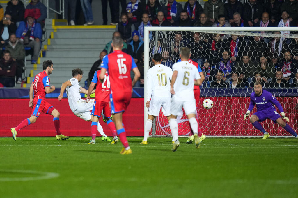 PK 37 Plzeň - Na snímke druhý zľava hráč Bayernu Leon Goretzka strieľa tretí gól svojho tímu v zápase 4. kola C-skupiny skupinovej fázy Ligy majstrov vo futbale FC Viktoria Plzeň - Bayern Mníchov v Plzni 12. októbra 2022. FOTO TASR/AP
Bayern's Leon Goretzka, second from left, scores his side's third goal during the Champions League group C soccer match between Viktoria Plzen and Bayern Munich at the Doosan Arena in Plzen, Czech Republic, Wednesday, Oct. 12, 2022. (AP Photo/Petr David Josek)