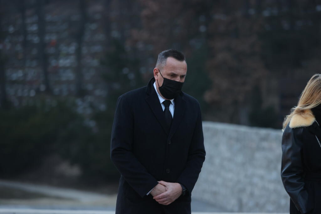Medzi smútiacimi je aj trńer Vladimír Weiss s manželkou, funkcionár Dušan Tittel či Vladimír Wänke.