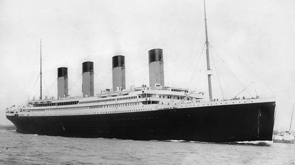 Luxusný parník TITANIC prezentovaný verejnosti ako nepotopiteľná loď.