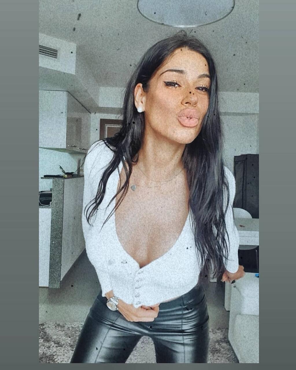Sexi Nadia Alexandrovová pochádza z Bulharska a v Španielsku sa okrem futbalistu venuje predaju luxusných áut.