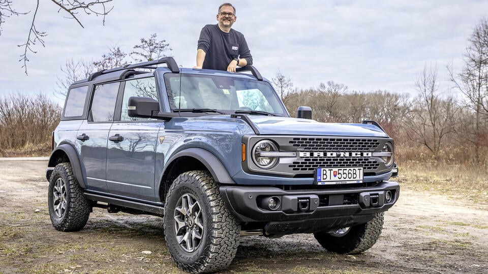 Skutočný offroad. Určený do prašného aj blatistého terénu, kde si s ním užijete veľa zábavy. Konštrukcia je robustná, dizajnové prvky v štýle retro pripomínajú historické Bronco. Oká na kapote slúžia na protivetrové lanká.