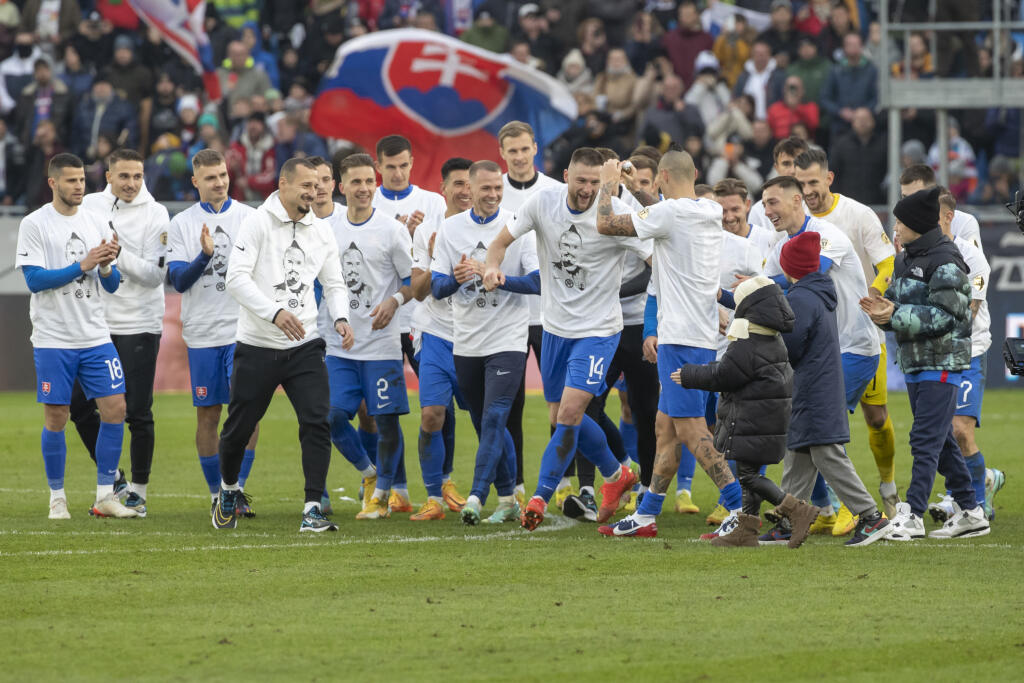 Naši reprezentanti sa poďakovali a rozlúčili s Marekom Hamšíkom vo veľkom štýle.