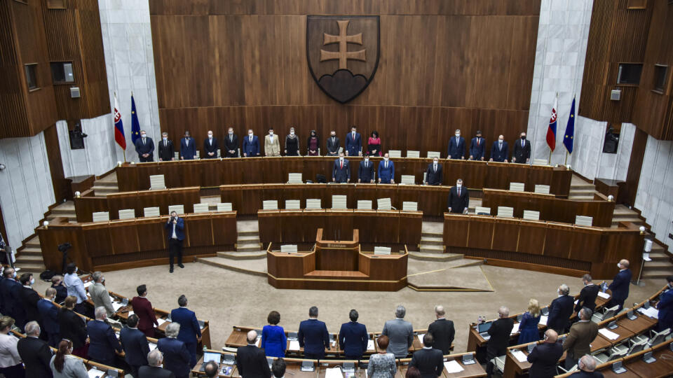 Na snímke poslanci parlamentu si uctili minútou ticha úmrtie 48-ročného lekára z Oravy, ktorý podľahol na ochorenie Covid-19 pred začiatkom 16. schôdze parlamentu v Bratislave v utorok 20. októbra 2020. FOTO TASR - Pavol Zachar