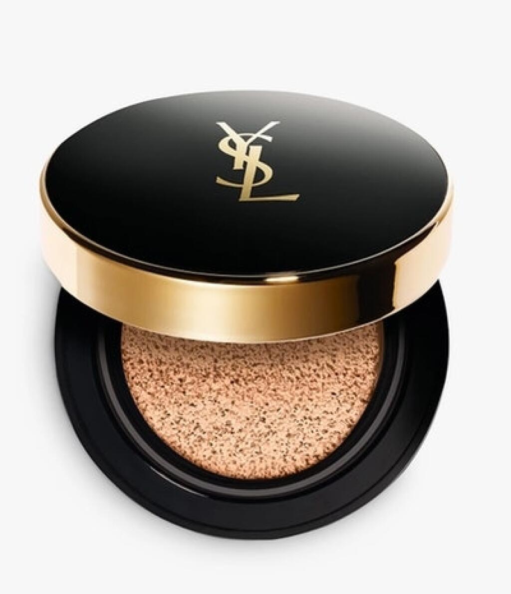 Yves Saint Laurent - Fusion Ink Cushion Foundation SPF23, B10
Ponúka chladivý svieži pocit pri aplikácii prostredníctvom hubkového aplikátora.