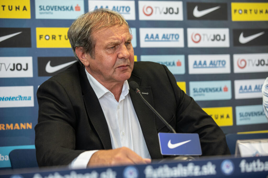 "Dúbravka mi povedal, že má ťažké obdobie v Newcastli a išiel sa odreagovať. Weiss povedal, že nevie, prečo bol vonku. Lobotka povedal, že vo Vigu mal nahustený program a nemal čas sa odreagovať. Čudný pohľad na vec, keď hral zápasy sobota-sobota. A ešte na margo môjho odchodu povedal, že tréneri prichádzajú a odchádzajú a ja som profesionál. Prístupom stopercentný. Máme ho všetci radi, je to hráč budúcnosti s veľkým potenciálom. Škriniar povedal to isté, som z neho sklamaný, lebo vzťah s ním bol nadštandardný. Teším sa z jeho výkonov, budem obom stále fandiť, ale aj som ich chcel na tlačovke po zápase s Českom vyhecovať čiastočnou kritikou, aby prevzali väčšiu zodpovednosť za hru mužstva a nespoliehali sa na Škrtela. Šatka mi povedal, že išiel s kamarátmi. Tí siedmi hráči ponocovali, ako som mal zareagovať?"