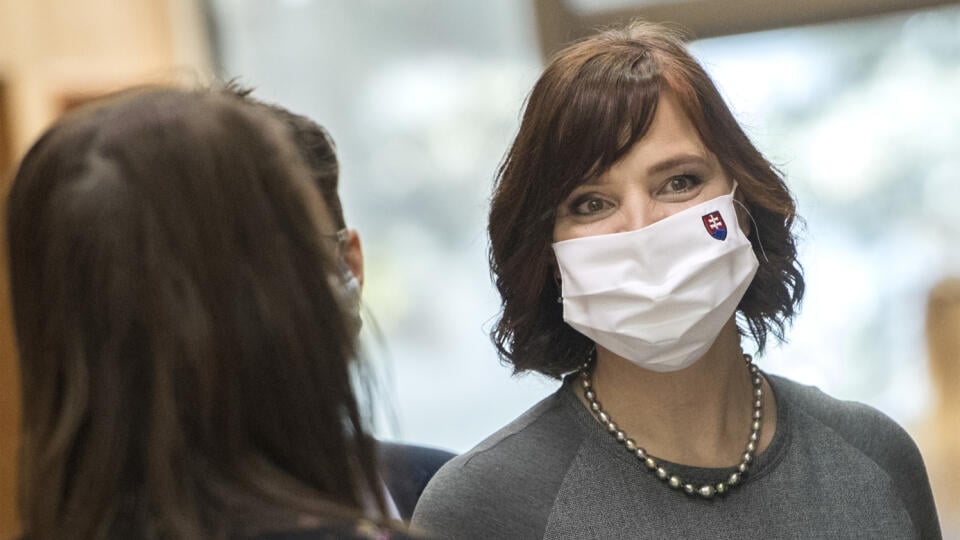 Na snímke podpredsedníčka vlády pre investície a informatizáciu Veronika Remišová (Za ľudí) prichádza na 15. rokovanie vlády SR 28. apríla 2020 v Bratislave. FOTO TASR - Martin Baumann