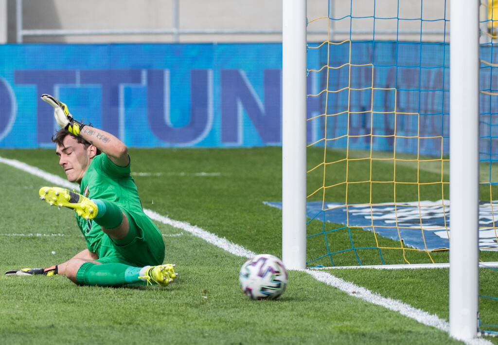 Na snímke brankár Martin Jedlička (DAC) dostáva gól z penalty, ktorú kopal David Holman (Slovan) počas zápasu 4. kola nadstavbovej časti Fortuna ligy v skupine o titul FC DAC 1904 Dunajská Streda - ŠK Slovan Bratislava v Dunajskej Strede v nedeľu 11. apríla 2021. FOTO TASR - Martin Baumann