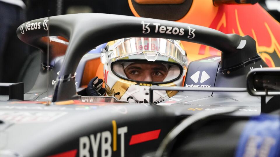 PK 20 Sachir - Holandský jazdec F1 Max Verstappen z tímu Red Bull počas druhého tréningu pred nedeľňajšou Veľkou cenou Bahrajnu na okruhu v Sachire v piatok 18. marca 2022. FOTO TASR/AP

Red Bull driver Max Verstappen of the Netherlands gets ready during a practice for theFormula One Bahrain Grand Prix it in Sakhir, Bahrain, Friday, March 18, 2022. (AP Photo/Hassan Ammar)