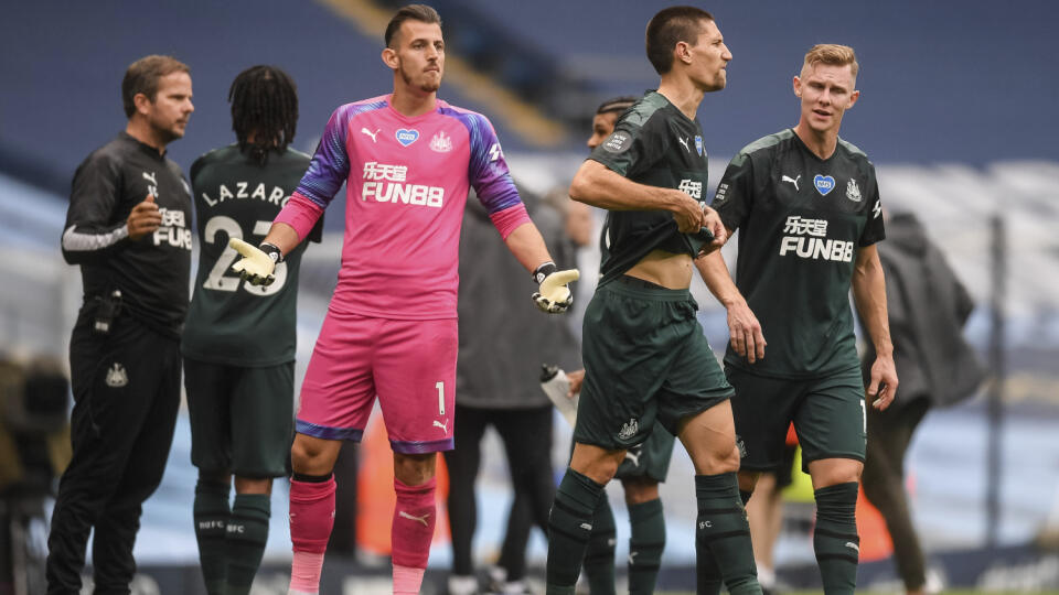 JB 30 Manchester - Hráči Newcastle a uprostred brankár Martin Dúbravka pijú počas prestávky vo futbalovom zápase anglickej Premier League Manchester City - Newcastle v Manchesteri 8. júla 2020. FOTO TASR/AP
Newcastle players gather during a drinks break during the English Premier League soccer match between Manchester City and Newcastle at the Ethiad Stadium in Manchester, England, Wednesday, July 8, 2020. (Michael Regan/Pool via AP)