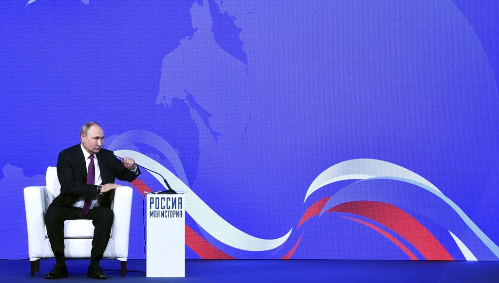 EBE 28 Moskva - Ruský prezident Vladimir Putin sa zúčastňuje na stretnutí s historikmi a predstaviteľmi tradičných náboženstiev Ruska pri príležitosti 10. výročia znovuzaloženia Ruskej historickej a Ruskej vojenskej historickej spoločnosti počas Dňa národnej jednoty v Moskve, Rusko, piatok 4. novembra 2022. FOTO TASR/AP

 
Russian President Vladimir Putin attends a meeting with historians and representatives of traditional religions of Russia marking the 10th anniversary of the re-establishment 