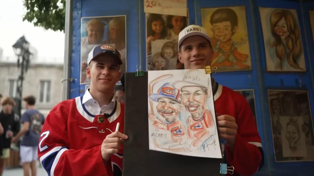 Slafkovský a Mešár sa po drafte na ulici nechali zvečniť karikaturistom.