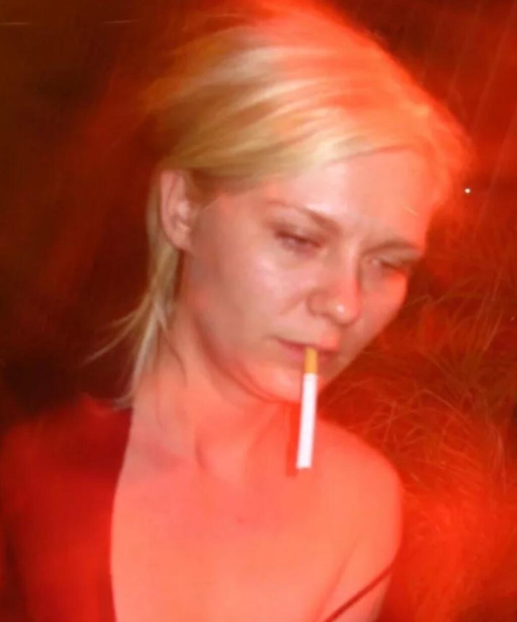 V klube s cigaretou: Herečka na žúre nevyzerá ako tá krásna blondínkaz filmov.