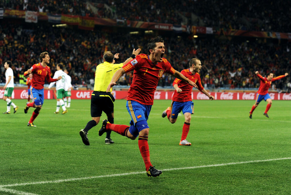 David Villa (Španielsko, 5 gólov na MS 2010) - Kariéru ukončil pred dvomi rokmi v japonskom Kobe, bez futbalu však nezostal. Rozhodol sa investovať do futbalu v USA, stal sa spoluvlastníkom klubu FC Queensboro. Podporuje charitu, založil futbalové akadémie aj v menej známych futbalových destináciách ako Dominikánska republika či Portoriko. V roku 2020 čelil obvineniu zo sexuálneho obťažovania z čias, keď pôsobil v FC New York City.
